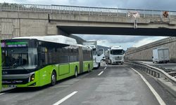 Kocaeli'de devrilen tır nedeniyle D-100 kara yolu İstanbul istikameti ulaşıma kapandı