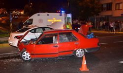 Kocaeli'de iki otomobilin çarpıştığı kazada 6 kişi yaralandı
