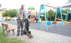 Çayırova’nın parklarında düzenli temizlik