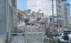 Hatay'da riskli binaların yıkımı devam ediyor