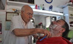 82 yaşında hala ilk günkü hevesle berberlik mesleğini sürdürüyor