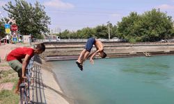 Adana polisi sulama kanallarında yüzen çocukları uyarıp, havuza götürme sözü verdi