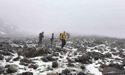 Ağrı Dağı’nda, dağcılara kar ve tipi engeli