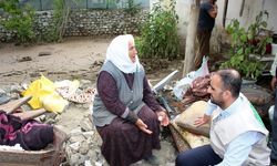 Ağrı Umut Kervanı Derneği, selin en çok zarar verdiği köye yardım ulaştırdı