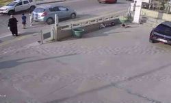 Aniden yola atlayan çocuğa otomobilin çarptığı an kamerada