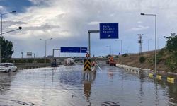 Ankara-Konya karayolu sağanak nedeniyle ulaşıma kapandı
