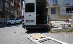 Arnavutköy’de terk edilmiş araçlar mahallelinin korkulu rüyası oldu