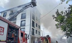 Avcılar’da hurdacıda korkutan yangın, patlayan bidonlar binanın çatısına uçtu