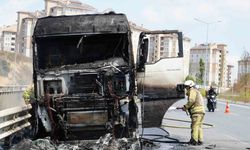 Başakşehir’de faciadan kıl payı dönüldü: Kaza yapan hafriyat kamyonu alev alev yandı
