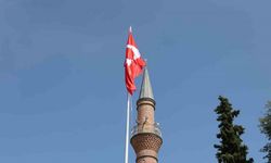 Başkan Yalım kentin merkezine dev Türk bayrağı dikti