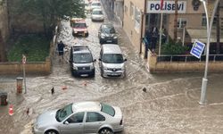 Bayburt’ta etkili olan sağanak nedeniyle cadde ve sokakları su bastı