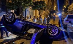 Beşiktaş’ta park halindeki araçlara çarpan otomobil takla attı, o anlar kamerada