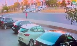 Bingöl’de yolun karşısına geçmeye çalışan çocuğa otomobil çarptı... Feci kaza kamerada