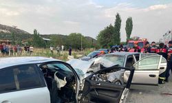 Burdur’da iki otomobil kafa kafaya çarpıştı: 1 ölü, 9 yaralı