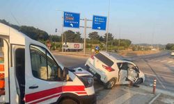 Çanakkale’de ambulans ile otomobil çarpıştı: 3 yaralı