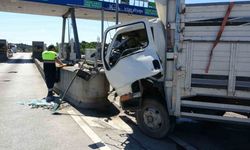 Çekmeköy gişelerde kamyonet beton bariyere daldı: 3 yaralı