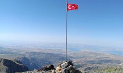 Çocukken hayalini kuruyordu: Çıktığı zirveye Türk bayrağını dikti