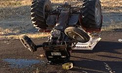 D100’de otomobil ile çarpışan traktör takla attı: 4 yaralı