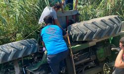 Devrilen traktörün altına kalan şahıs yaralı kurtuldu