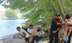 Dicle Nehri’nde mahsur kalan 10 kişilik aile kurtarıldı