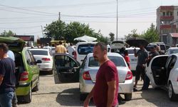 Diyarbakır oto pazarında sıcak havada soğuk pazarlık