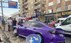 Diyarbakır’da otomobil refüje çarptı: 1 yaralı