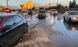 Diyarbakır’da sağanak yağış rögar tıkattı, kilometrelerce araç trafiği oluştu
