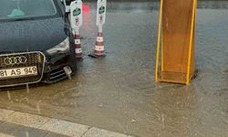 Düzce’de 5 dakikalık yağmur sokakları göle döndürdü