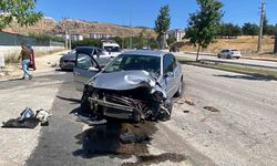 Elazığ’da otomobil aydınlatma direğine çarptı: 1 yaralı