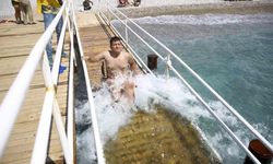 Engelli bireyler, Akdeniz’in serin sularının keyfini yaşıyor