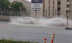 Erzurum’da sağanak yağış hayatı felç etti