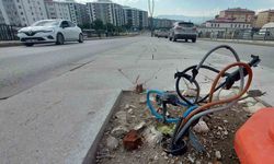 Erzurum’da yol ortasındaki açık elektrik kabloları büyük tehlike oluşturuyor