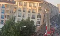 Esenyurt’ta 5 katlı binanın çatısı alev alev yandı