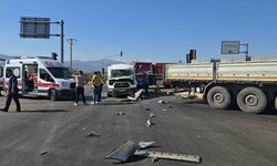 Gaziantep’te 3 aracın karıştığı kazada minibüs şoförü ağır yaralandı