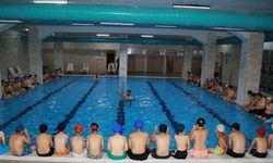 Haliliye Belediyesi ile günde bin 600 çocuk yüzme eğitimi alıyor