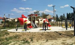 Hisarcık’ta çocuk oyun parklarının beton ve toprak zemini tehlike saçıyor