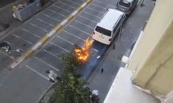 İstanbul’da alev alan motosiklete ilginç müdahale kamerada: Binadan kovayla su döktüler