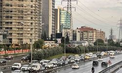 İstanbul’da sağanak yağış trafiği olumsuz etkiledi