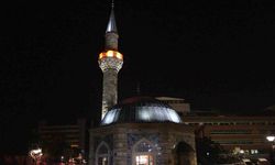 İzmir’de tüm camilerden aynı anda sela sesleri yükseldi