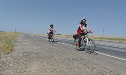 Kadın bisikletçiler, kuraklığa dikkat çekmek için Van Gölü’nün etrafında pedal çevirdi