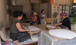 Kadınlar sıcak havaya aldırmadan ekmek üretiyor