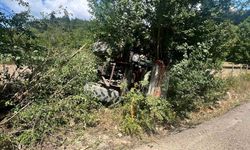 Karabük’te otomobille çarpışan traktör devrildi: 2 yaralı