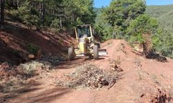 Karacasu’da bozuk orman yollarında düzenleme çalışmaları gerçekleştiriliyor