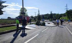 Kastamonu’da devrilen tırdaki suntalar yolu trafiğe kapattı: 1 yaralı