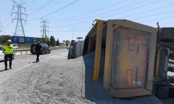 Kemerburgaz’da hafriyat kamyonu devrildi: Sürücü hafif yaralandı, mıcırlar yola saçıldı