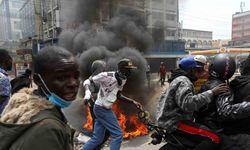 Kenya’da göstericiler, araçları ateşe verdi