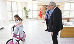 Kepez Belediye Başkanı Mesut Kocagöz’den küçük Seher’e bisiklet sürprizi