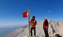 Kırşehir’de dağcılar, 3 bin 560 metrelik Eznevit Zirvesi’ne tırmandı