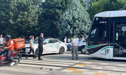 Kocaeli’de tramvay otomobile çarptı: 3 yaralı