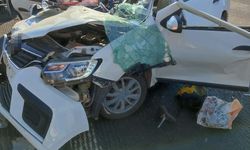 Kontrolden çıkan otomobil önündeki tıra çarptı: 1 ölü, 6 yaralı